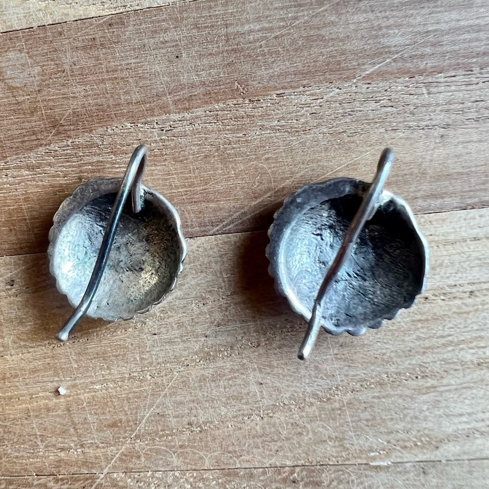 Vintage silver scallop seashell earrings on hooks - Picture 3 of 8